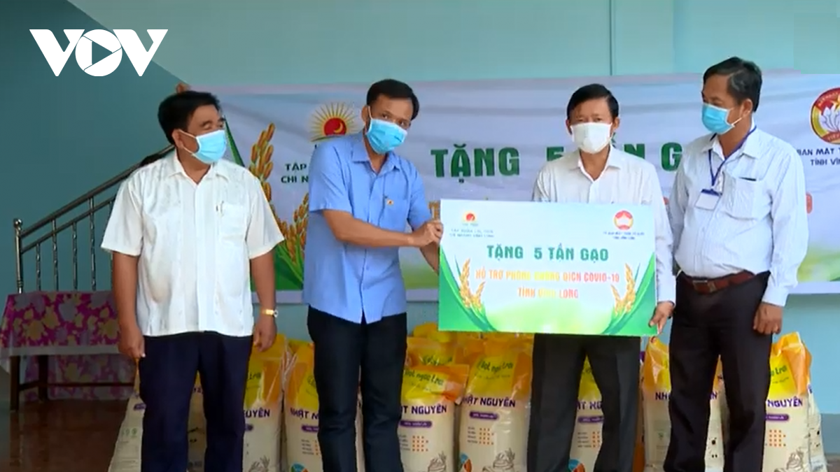 Các doanh nghiệp hỗ trợ gạo để Vĩnh Long cấp cho người nghèo bị ảnh hưởng dịch bệnh.