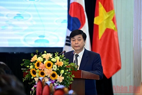 PGS, TS Phạm Minh Sơn, Giám đốc Học viện Báo chí và Tuyên truyền, phát biểu tại hội thảo.