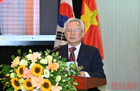  GS, TS Tạ Ngọc Tấn, Phó Chủ tịch thường trực Hội đồng Lý luận Trung ương, trình bày tham luận tại hội thảo.