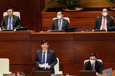 Bộ trưởng Nguyễn Thanh Long trả lời chất vấn nhóm vấn đề y tế. Ảnh VGP/Nhật Bắc