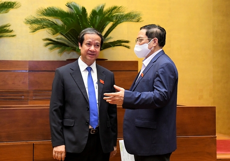 Thủ tướng Phạm Minh Chính trao đổi với Bộ trưởng Nguyễn Kim Sơn bên lề phiên họp