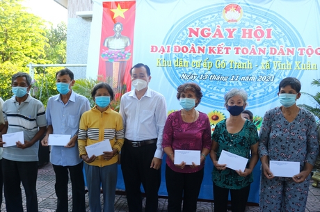 Ông Nguyễn Minh Dũng- Phó Chủ tịch HĐND tỉnh tặng quà các hộ gia đình xã Vĩnh Xuân (Trà Ôn) nhân ngày hội Đại đoàn kết.
