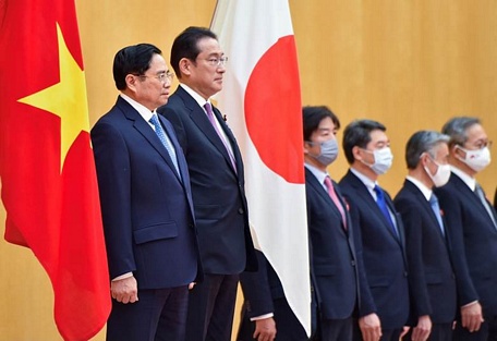 Trong không khí trang nghiêm, Thủ tướng Nhật Bản Kishida Fumio mời Thủ tướng Phạm Minh Chính bước lên bục danh dự. Ảnh: VGP/Nhật Bắc