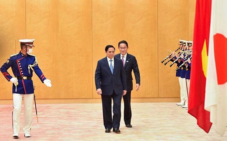 Quân nhạc cử quốc thiều hai nước. Đội trưởng Đội danh dự báo cáo và mời hai Thủ tướng duyệt Đội danh dự. Ảnh: VGP/Nhật Bắc