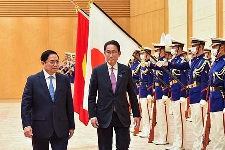 Thủ tướng Phạm Minh Chính  và Thủ tướng Nhật Bản Kishida Fumio duyệt Đội danh dự. Ảnh: VGP/Nhật Bắc