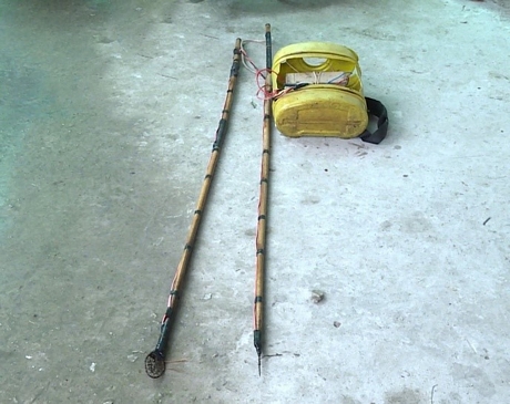 Bộ dụng cụ kích điện đánh bắt cá Công an xã Hòa Tịnh thu giữ.