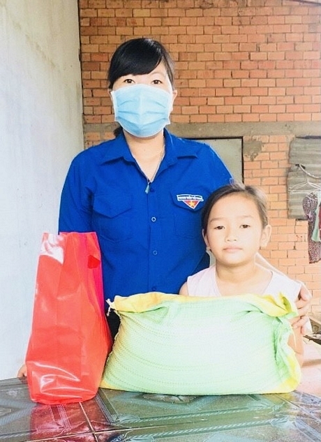 Chị Nguyễn Thị Cẩm Tú luôn hết lòng với các hoạt động hỗ trợ hoàn cảnh khó khăn.