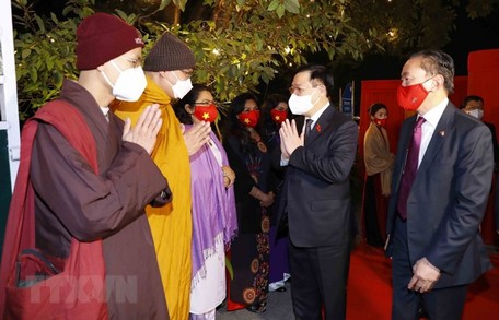  Chủ tịch Quốc hội Vương Đình Huệ thăm Đại sứ quán và gặp cộng đồng người Việt Nam tại Ấn Độ. (Ảnh: TTXVN)