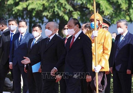 Quốc vương Campuchia Norodom Sihamoni chào đón Chủ tịch nước Nguyễn Xuân Phúc