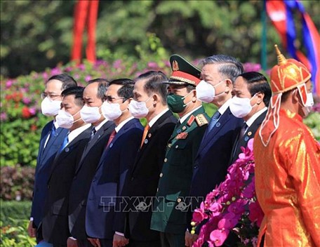 Các thành viên Đoàn đại biểu cấp cao Việt Nam tham dự Lễ đón
