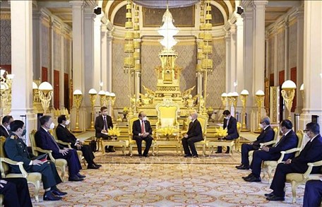 Chủ tịch nước Nguyễn Xuân Phúc hội kiến với Quốc vương Norodom Sihamoni tại Chính điện Hoàng cung