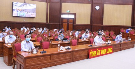Các đại biểu dự hội nghị tại điểm cầu tỉnh Vĩnh Long