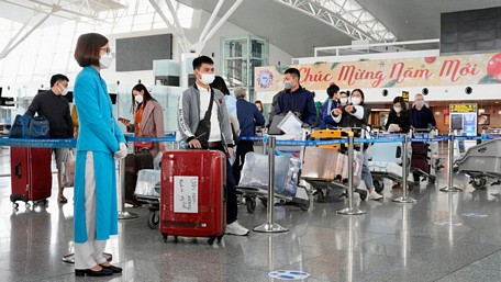 Hành khách tại sân bay quốc tế Nội Bài - Ảnh: Phan Công