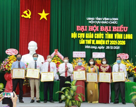 Các tập thể, cá nhân được nhận Bằng khen của Hội Cựu Giáo chức Việt Nam vì đã có thành tích xuất sắc trong xây dựng phát triển hội giai đoạn 2015-  2020.