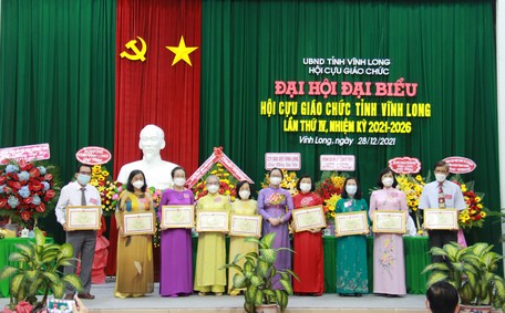 Bà Nguyễn Thị Quyên Thanh- Phó Chủ tịch UBND tỉnh trao bằng khen của Chủ tịch UBND tỉnh cho các tập thể, cá nhân.