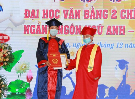 PGS.TS. Lương Minh Cừ- Hiệu trưởng Trường ĐH Cửu Long trao thưởng cho tân cử nhân thủ khoa.