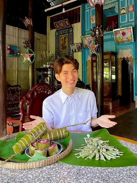 Nhà thiết kế Nguyễn Minh Công (quê ở thị trấn Tân Quới, huyện Bình Tân) vừa được Tổ chức kỷ lục Việt Nam trao bằng xác lập kỷ lục bộ sưu tập thời trang từ bánh dân gian.