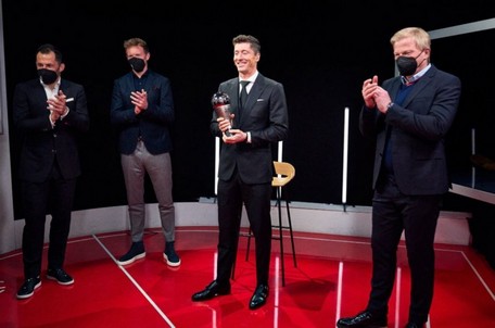 Robert Lewandowski nhận danh hiệu The Best 2021. (Ảnh: FIFA). 