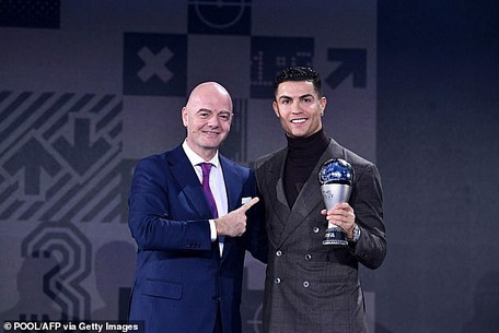  C.Ronaldo nhận giải thưởng đặc biệt từ FIFA.