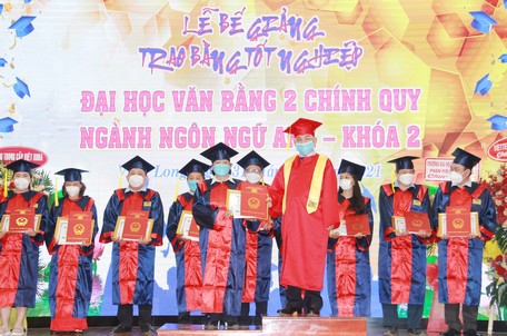  Trường ĐH Cửu Long vừa tổ chức lễ tốt nghiệp cho sinh viên ngành Ngôn ngữ Anh, văn bằng 2. Tất cả sinh viên, đại biểu dự đều được test nhanh.