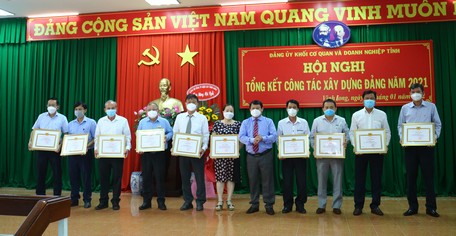 Đồng chí Cao Văn Bé Tư- Phó Bí thư Thường trực Đảng ủy Khối khen thưởng các tổ chức cơ sở Đảng hoàn thành xuất sắc nhiệm vụ năm 2021.