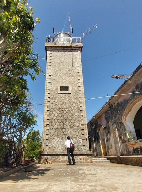 Ngọn hải đăng gần 100 tuổi trên đảo Hòn Khoai.