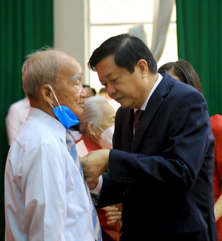 Bí thư Tỉnh ủy- Bùi Văn Nghiêm trao Huy hiệu 70 năm tuổi Đảng.