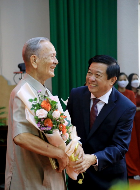 Bí thư Tỉnh ủy- Bùi Văn Nghiêm trao Huy hiệu 60 năm tuổi Đảng.