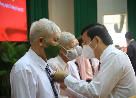 Chủ tịch UBMTTQ Việt Nam tỉnh Vĩnh Long- Hồ Văn Huân trao Huy hiệu 50 năm tuổi Đảng.