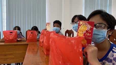 Trẻ đang được chăm sóc, nuôi dưỡng tại Trung tâm Công tác xã hội nhận quà Tết Nhâm Dần 2022.