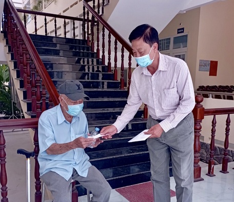 Ông Nguyễn Văn Nhỏ- Chủ tịch Hội Người cao tuổi tỉnh trao quà cho người cao tuổi khó khăn vui xuân đón tết.