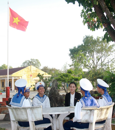 Phút trò chuyện vui vẻ của phóng viên đoàn công tác tỉnh Vĩnh Long với các chiến sĩ trẻ Tiểu đoàn 563 (Vùng 5 Hải quân) trong chuyến thăm, chúc tết.
