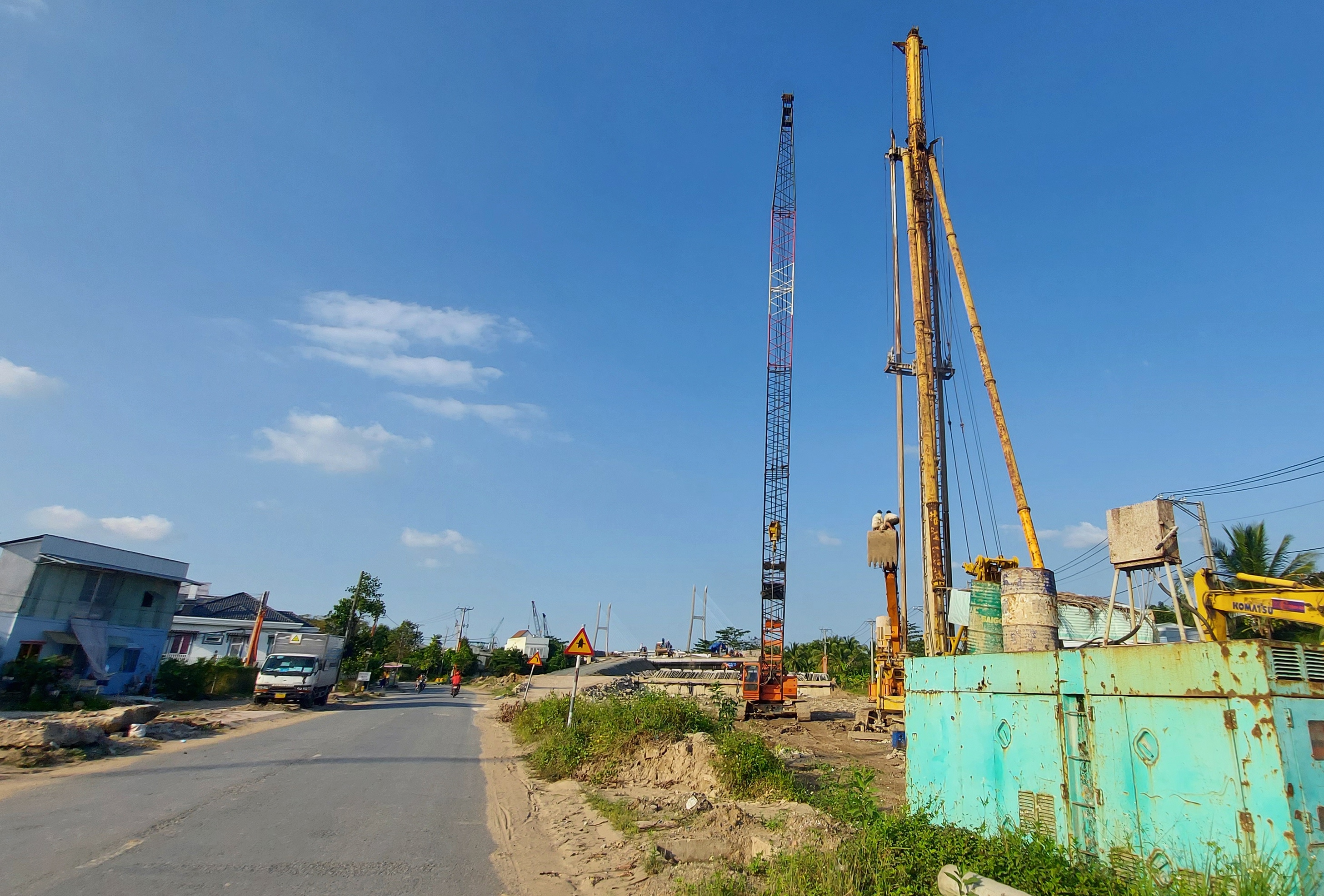 Công trình cầu Mỹ Thuận 2 đang thi công, sẽ kết nối giao thông giữa Vĩnh Long và các tỉnh ĐBSCL, góp phần thúc đẩy phát triển kinh tế, đảm bảo quốc phòng an ninh của các tỉnh ĐBSCL.