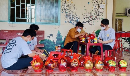 Nhóm bạn Lê Minh Hải trang trí cho dừa.