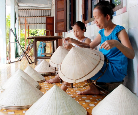 Làng nghề chằm nón lá “sống chung đại dịch” để cung ứng sản phẩm cho thị trường Tết.