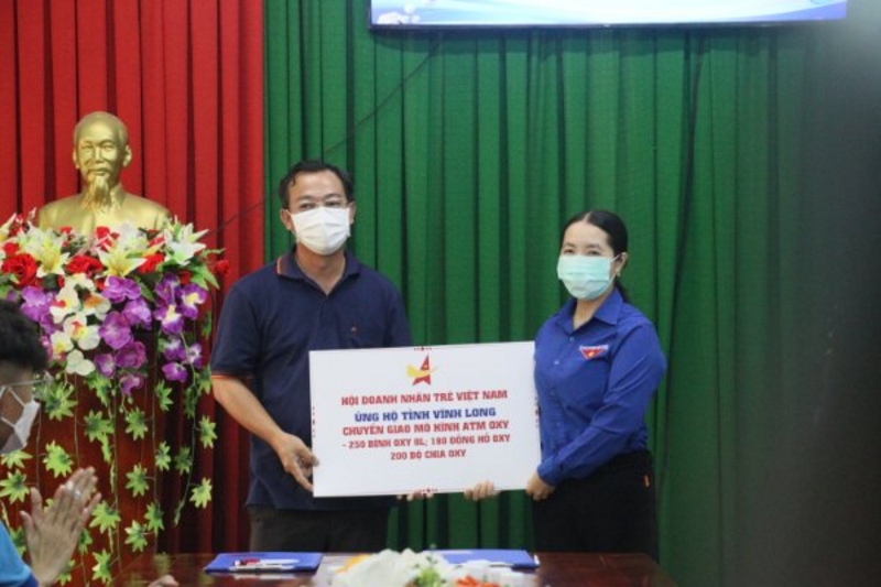 Chủ tịch Hội doanh nhân trẻ tỉnh Vĩnh Long- Nguyễn Tường Nam trao bảng chuyển giao mô hình ATM Oxy.