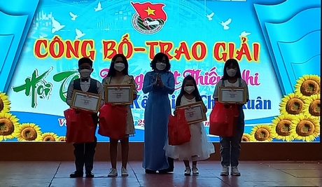 Bà Nguyễn Thị Minh Hạnh- Ủy viên Thường vụ Tỉnh ủy, Trưởng Ban Dân vận Tỉnh ủy trao giải thưởng cho các thí sinh xuất sắc tham gia hội thi.