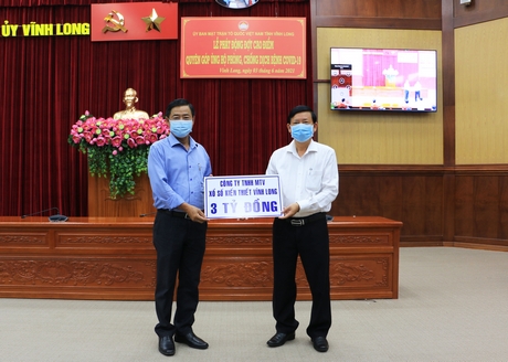 Ông Hồ Văn Huân- Chủ tịch Ủy ban MTTQ Việt Nam tỉnh tiếp nhận ủng hộ Quỹ Phòng, chống dịch COVID-19 tỉnh.