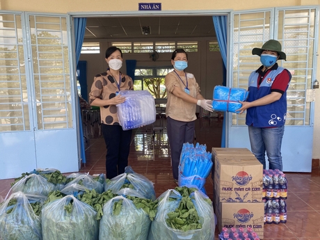 Bếp ăn của Hội LHPN TP Vĩnh Long nhận được sự chung tay hỗ trợ nông sản và đồ bảo hộ từ các đơn vị.