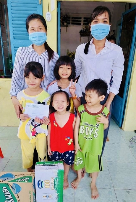 Những “em nuôi” của Đoàn phường Tân Hội vui vẻ nhận quà.