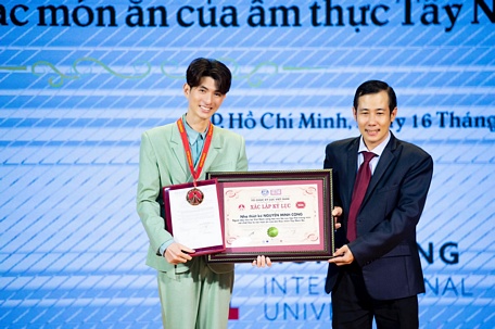 Nguyễn Minh Công nhận bằng xác lập kỷ lục Việt Nam với bộ sưu tập thời trang từ bánh dân gian.