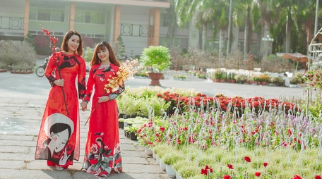 Bạn trẻ xúng xính áo dài chụp ảnh du xuân, góp phần lưu giữ những nét văn hóa đậm chất truyền thống Tết Việt.
