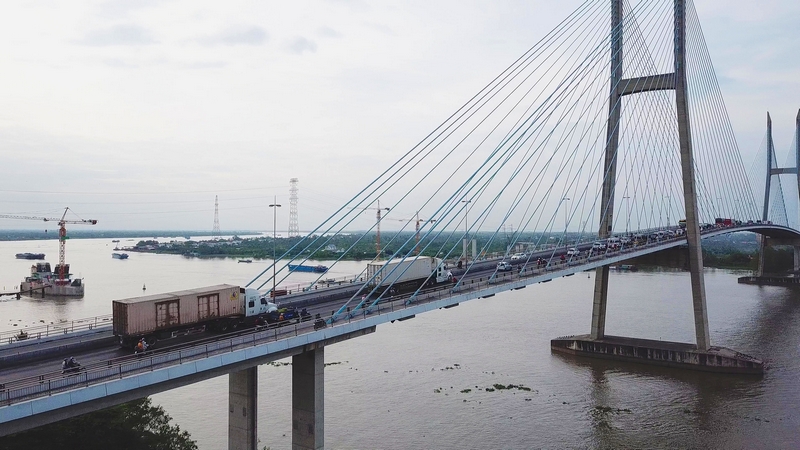 Rất đông các phương tiện tại chân cầu Mỹ Thuận nối đuôi nhau nhích từng chút một.