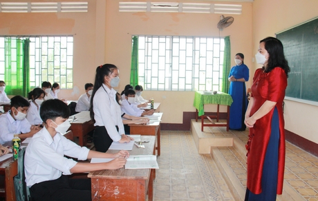 Sở GD- ĐT tổ chức nhiều đoàn đến thăm, động viên thầy cô giáo và học sinh.