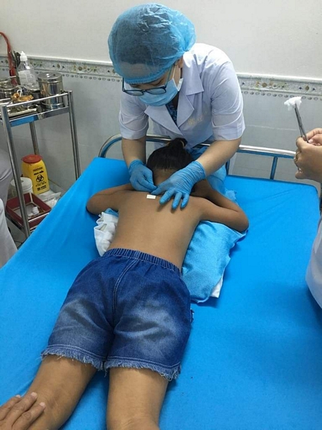 Bác sĩ Sầm Thị Thúy Liễu thực hiện phương pháp “cấy chỉ” cho bệnh nhân.