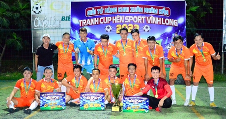 Đội Xây dựng Thành Diệu (Tam Bình) giành chiếc cúp vô địch.