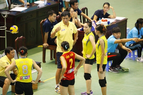 Ông Nguyễn Hùng Sơn đang chỉ đạo các VĐV đội nữ Truyền hình Vĩnh Long tại một giải đấu vô địch quốc gia.