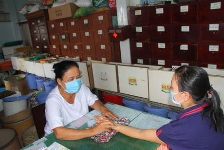 Lương y Nguyễn Thị Đường Thi bắt mạch cho bệnh nhân.