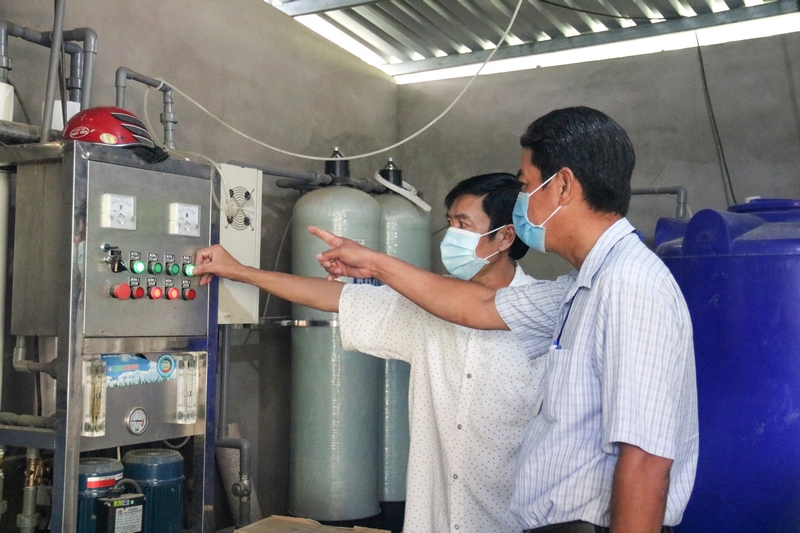 Máy lọc nước mặn được đặt tại nhà anh Hồ Văn Huy (ấp Phú Thạnh 3, xã Đồng Phú) không chỉ đảm bảo tưới tiêu thời điểm mặn lên cao mà còn cung cấp nước uống cho sinh hoạt thường ngày của 300 hộ dân trong ấp.
