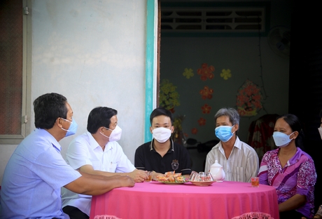 Lãnh đạo tỉnh Vĩnh Long và huyện Long Hồ đến thăm gia đình tân binh Nguyễn Thanh Sang.